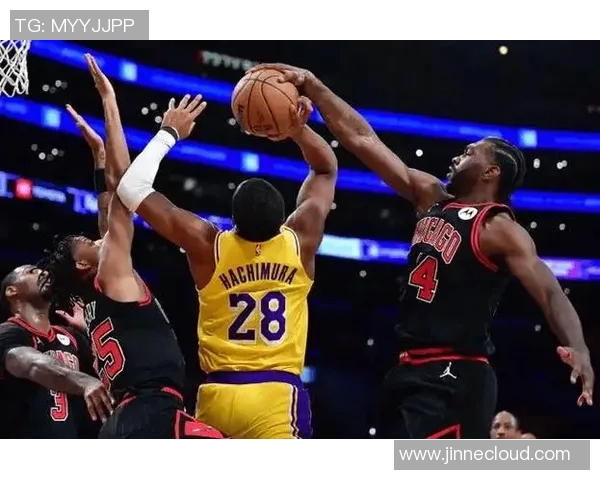 湖人对阵热火精彩直播尽在新浪平台，快来一起见证篮球盛宴