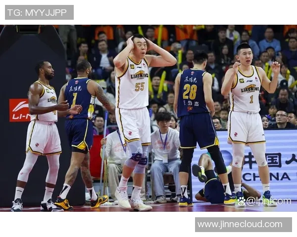 辽宁男篮迎战客麦隆全力争胜展现团队实力与战术配合
